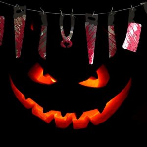 Girlanda Halloween 2m noże narzędzia tasak zakrwawione