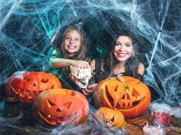 Sztuczna pajęczyna biała z pająkami halloween dekoracja rozciągliwa - obrazek 3